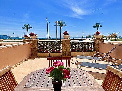 Schönes Apartment in erster Strandlinie mit Parkplatz und touristischer Lizenz zum Verkauf in Empuri