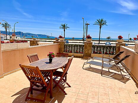 Schönes Apartment in erster Strandlinie mit Parkplatz und touristischer Lizenz zum Verkauf in Empuri