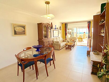 Beautiful seafront apartment with parking and tourist license for sale in Empuriabrava.