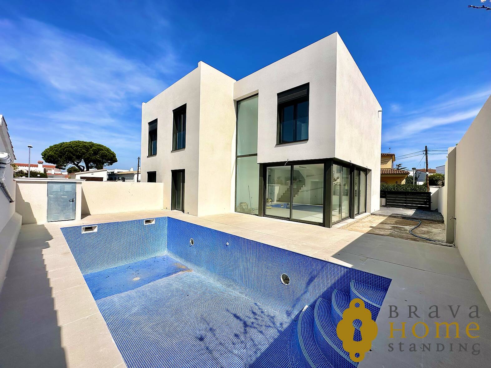 Newly built house near the center and the beach of Empuriabrava