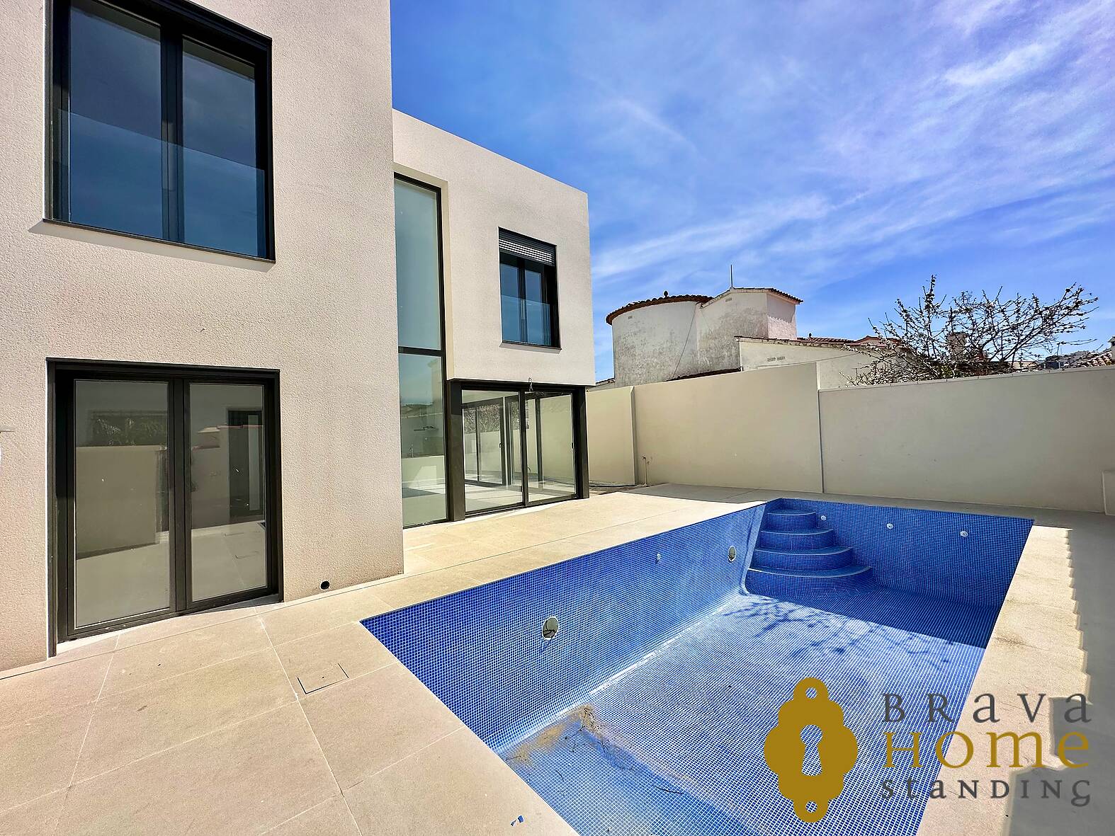 Newly built house near the center and the beach of Empuriabrava