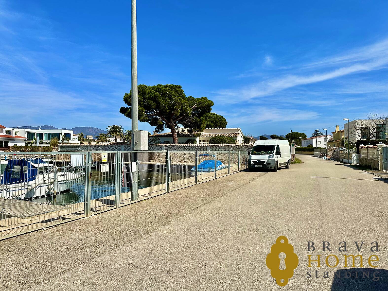 Newly built house near the center and the beach of Empuriabrava