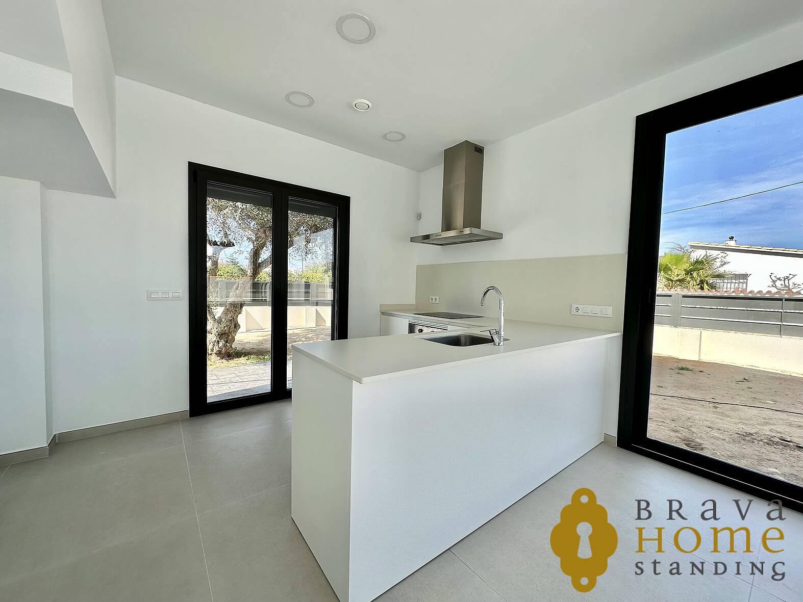 Newly built house near the center and the beach of Empuriabrava