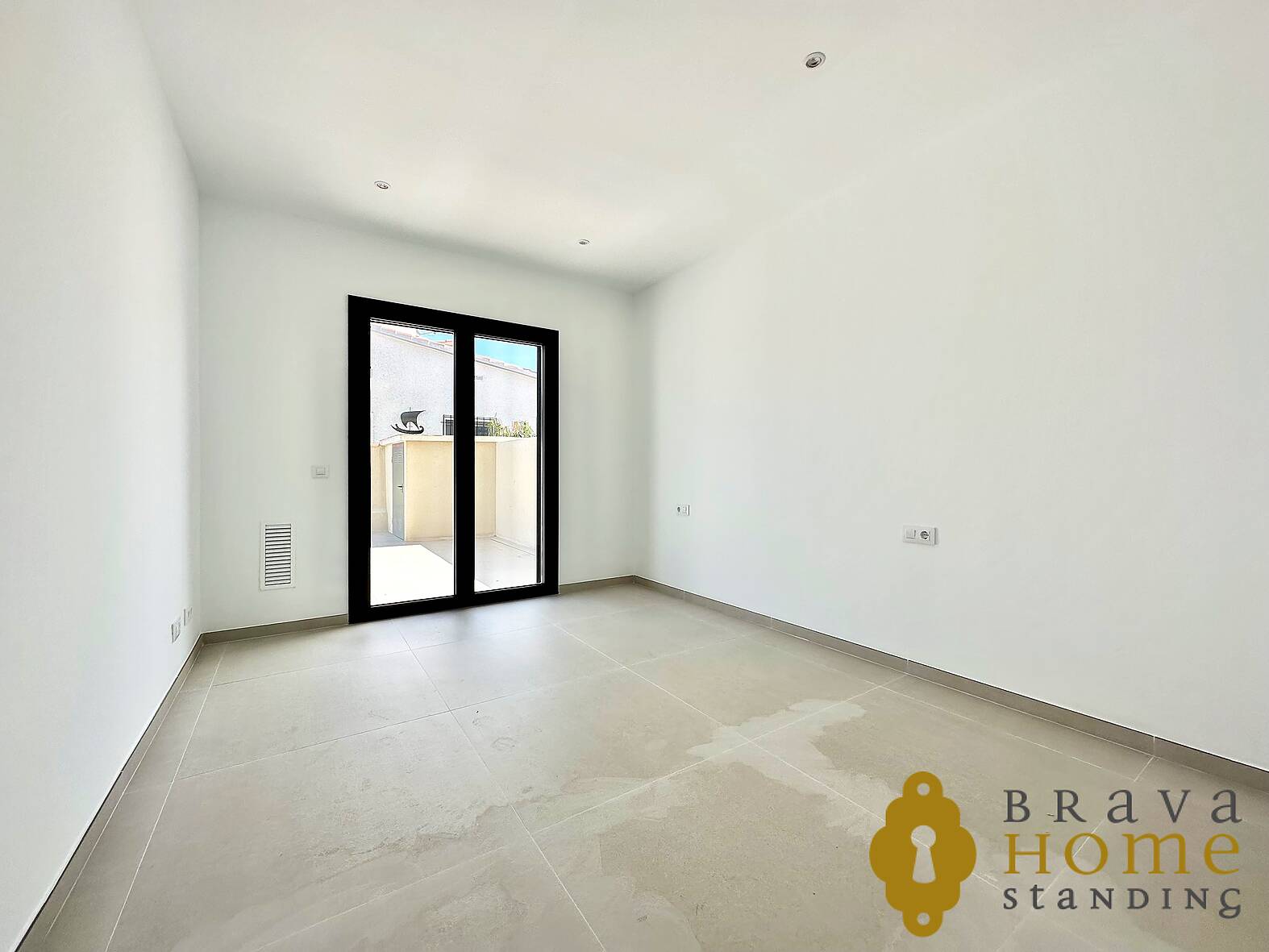 Newly built house near the center and the beach of Empuriabrava