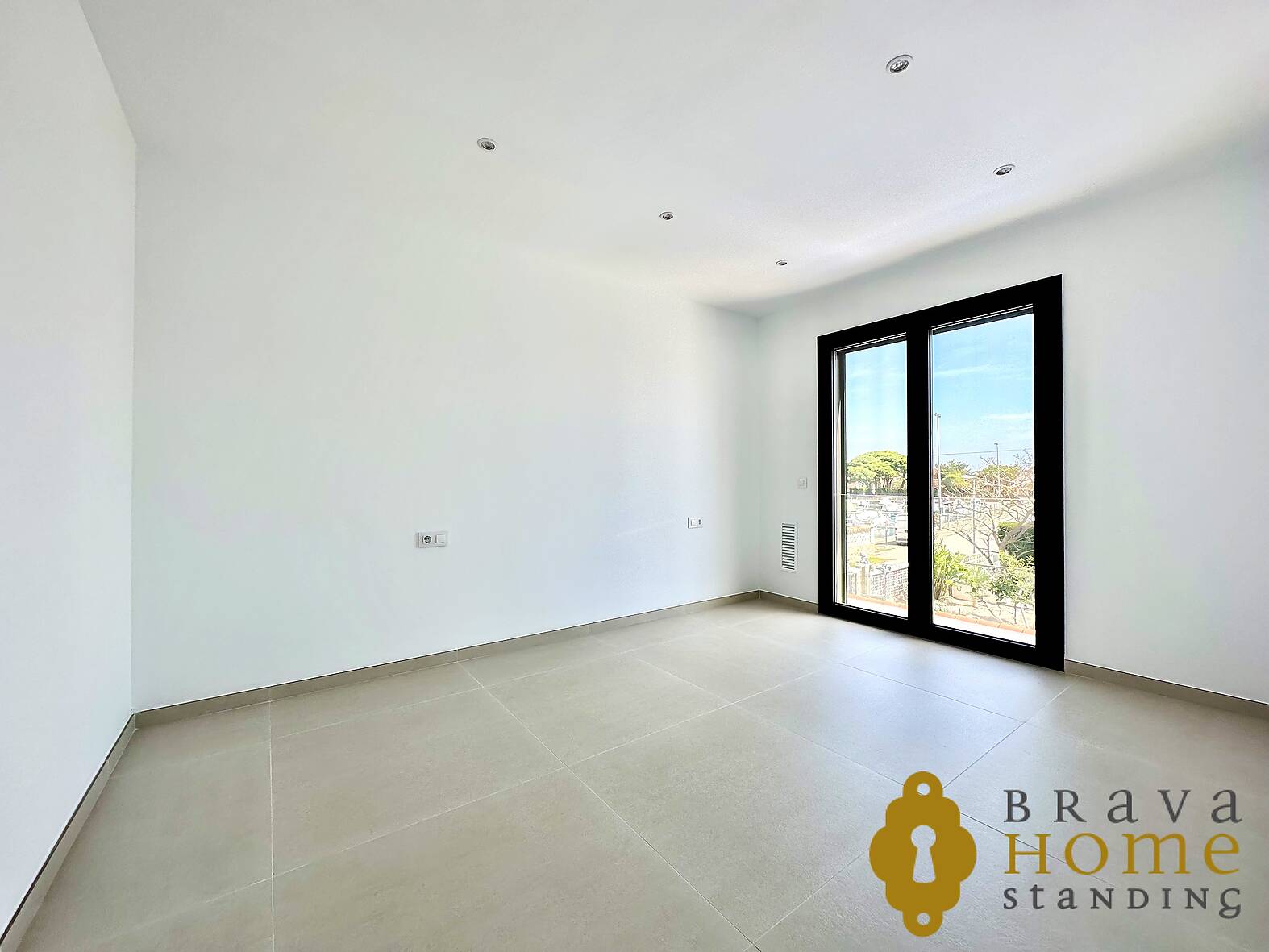 Newly built house near the center and the beach of Empuriabrava