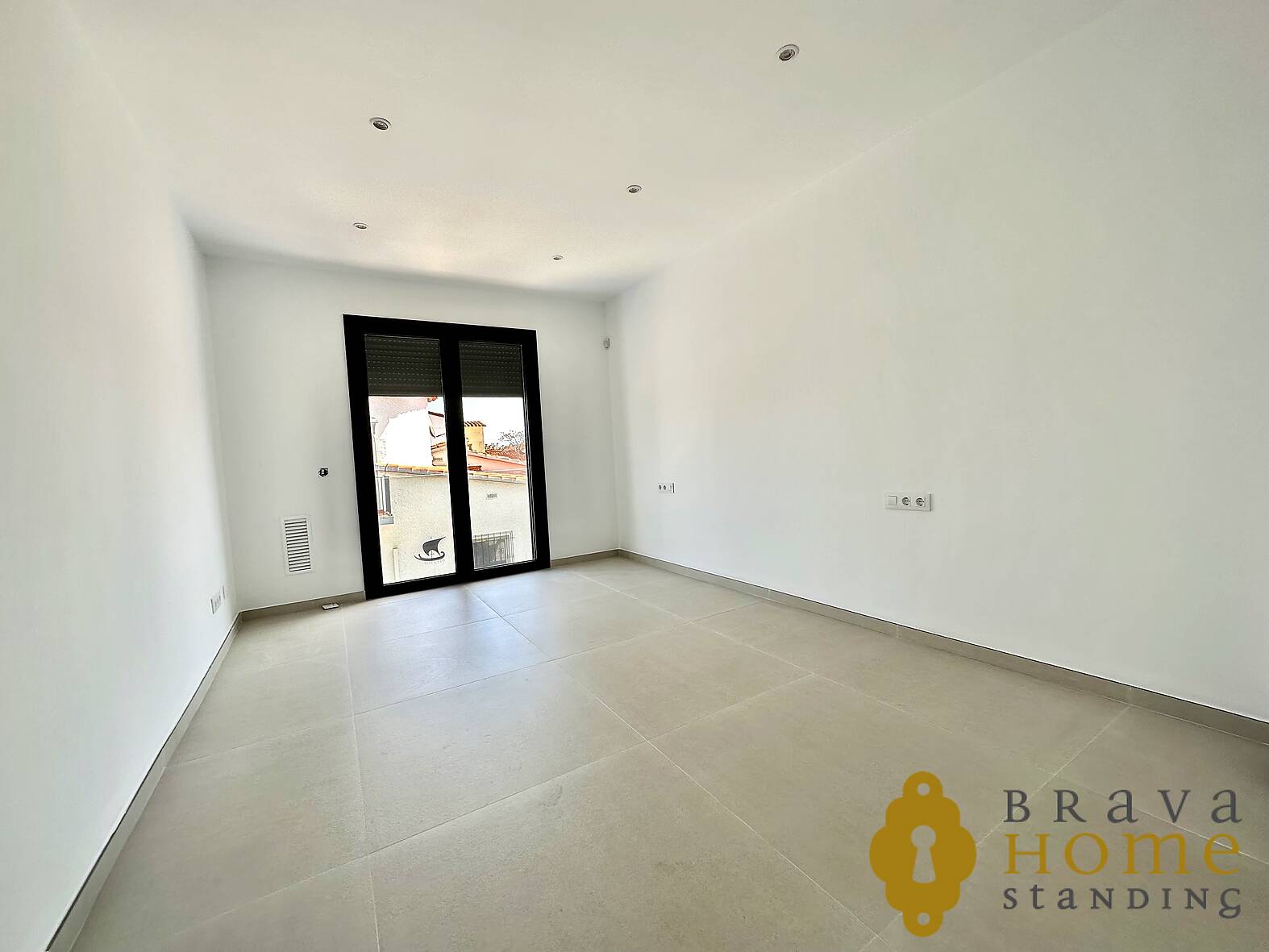 Newly built house near the center and the beach of Empuriabrava