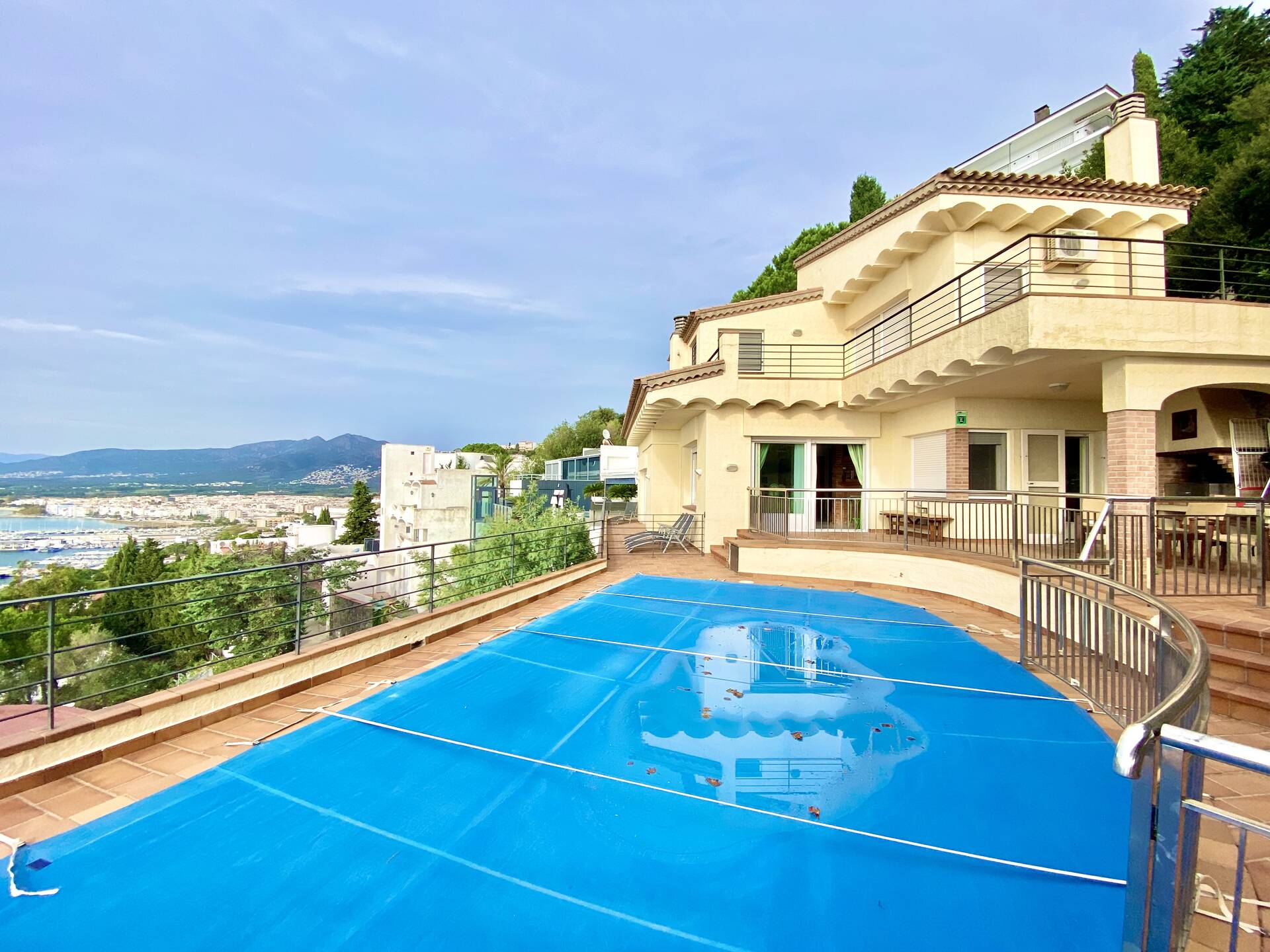 Magnificent villa with stunning sea views for sale in Rosas