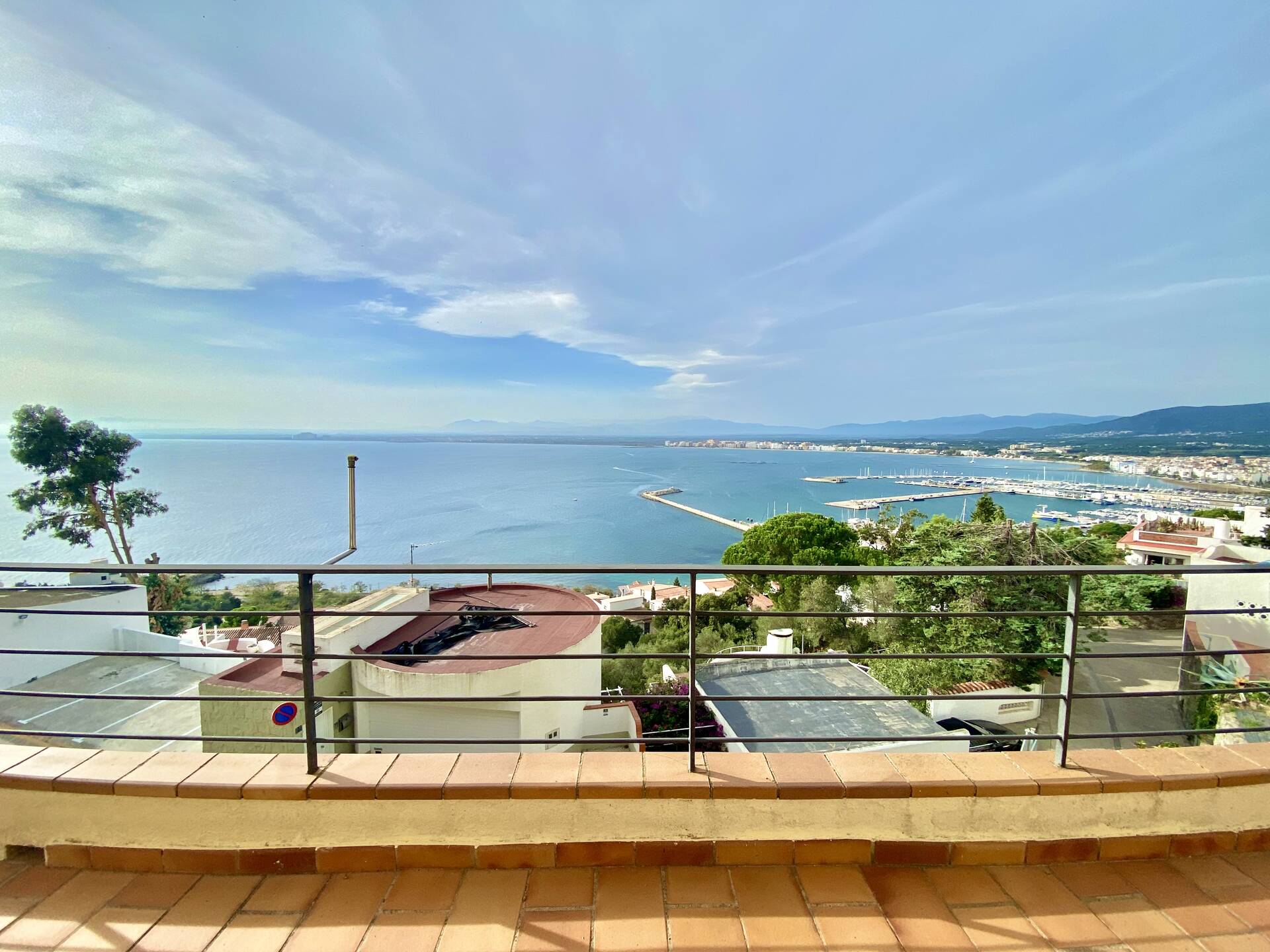 Breathtaking sea view! Beautiful villa with tourist license for sale in Roses. A unique opportunity!