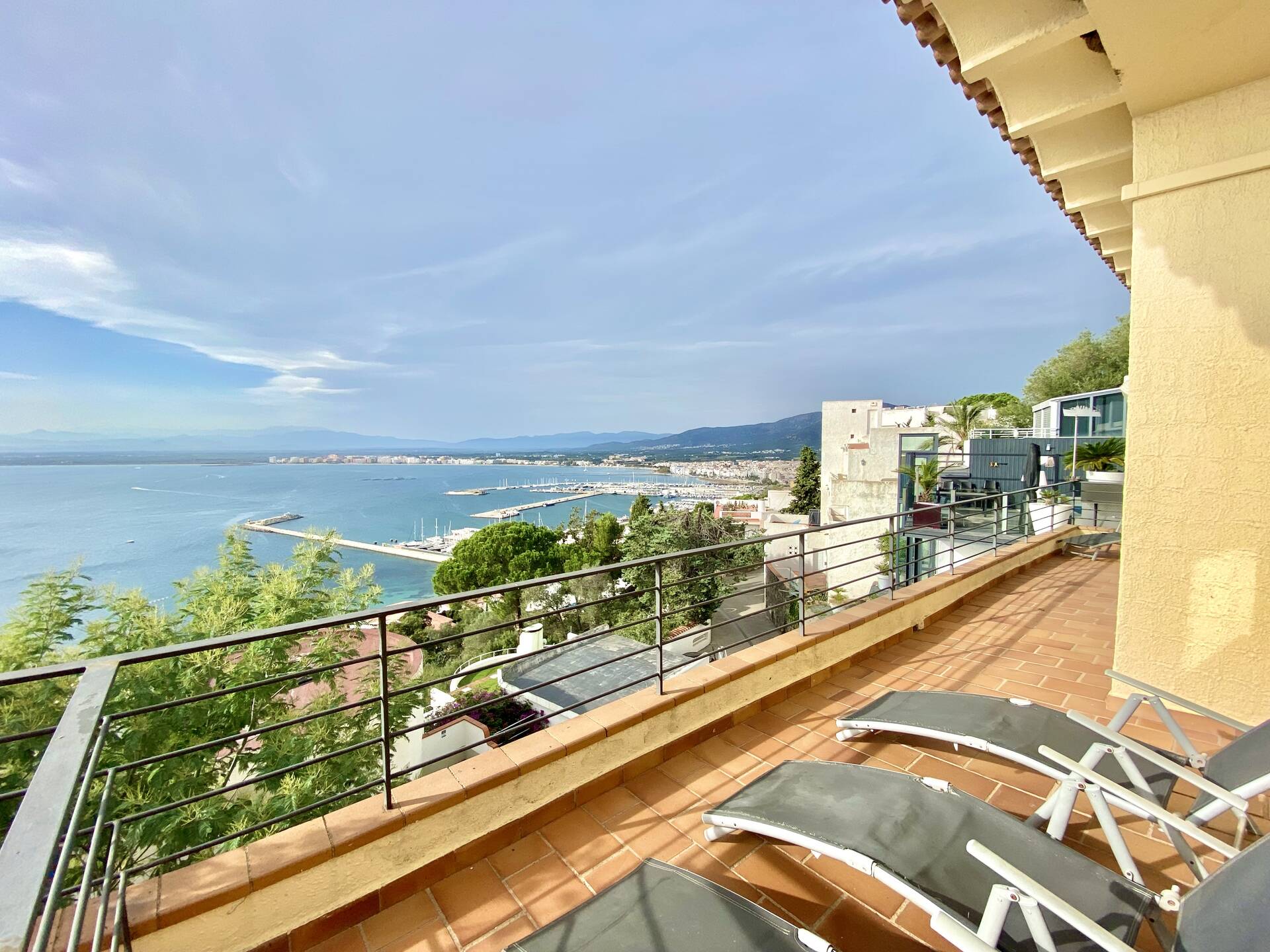 Breathtaking sea view! Beautiful villa with tourist license for sale in Roses. A unique opportunity!