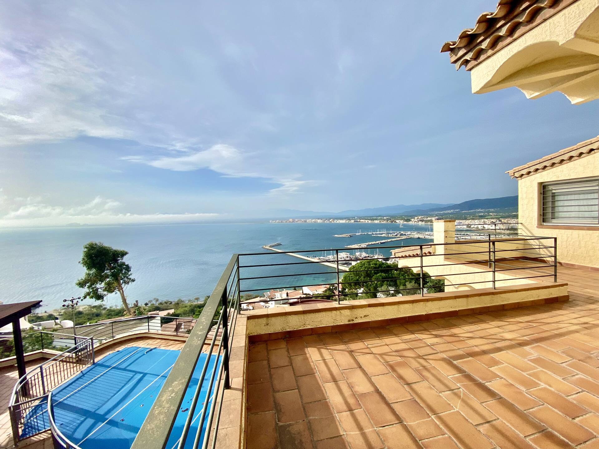 Breathtaking sea view! Beautiful villa with tourist license for sale in Roses. A unique opportunity!