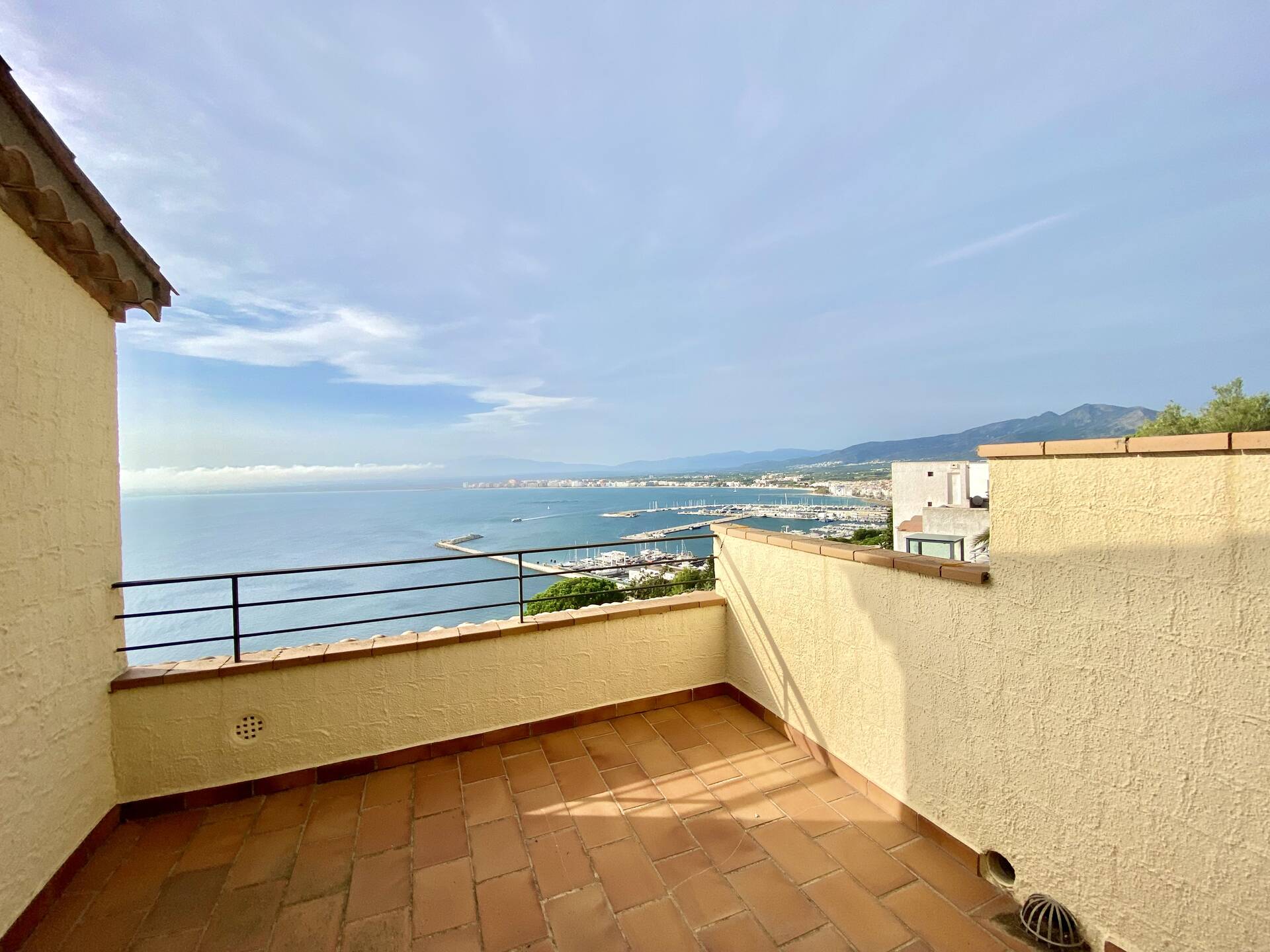 Magnificent villa with stunning sea views for sale in Rosas