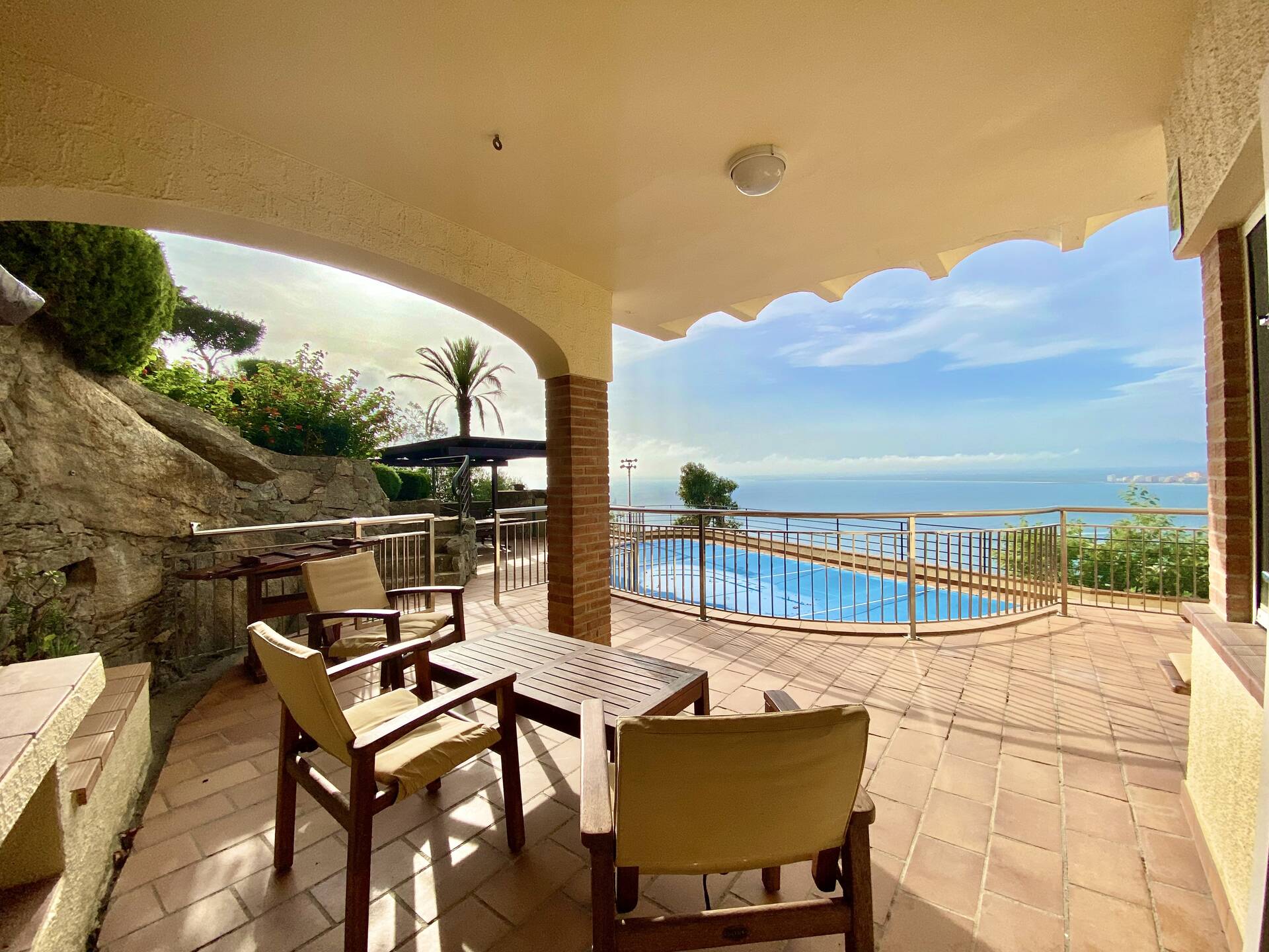 Breathtaking sea view! Beautiful villa with tourist license for sale in Roses. A unique opportunity!