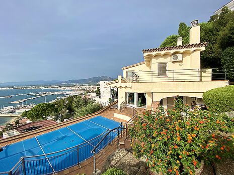 Unglaublicher Meerblick! Spektakuläre Villa mit Touristenlizenz zum Verkauf in Rosas. Eine einmalige