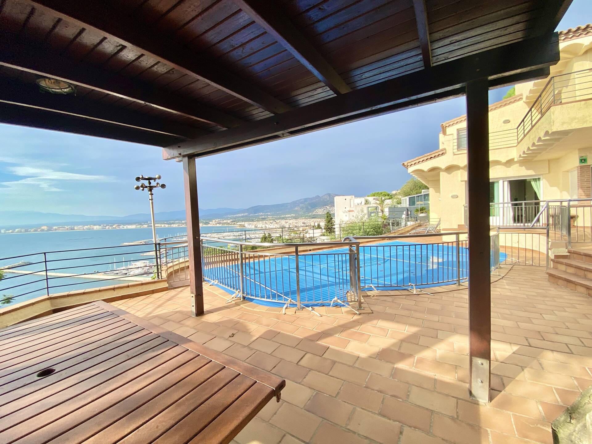 Breathtaking sea view! Beautiful villa with tourist license for sale in Roses. A unique opportunity!