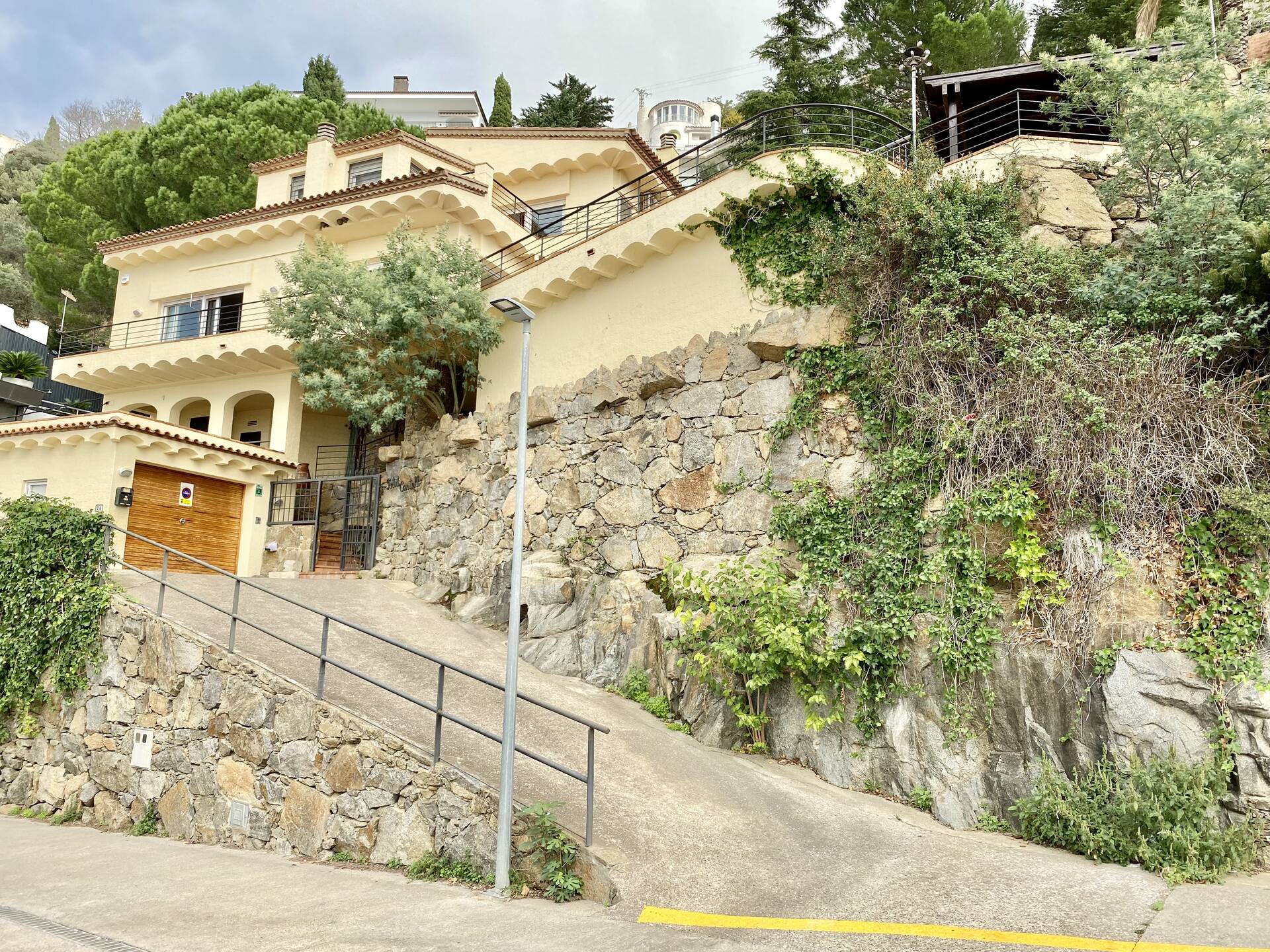 Vistes impressionants al mar! Magnífica villa amb llicència turística en venda a Roses. Una oportuni