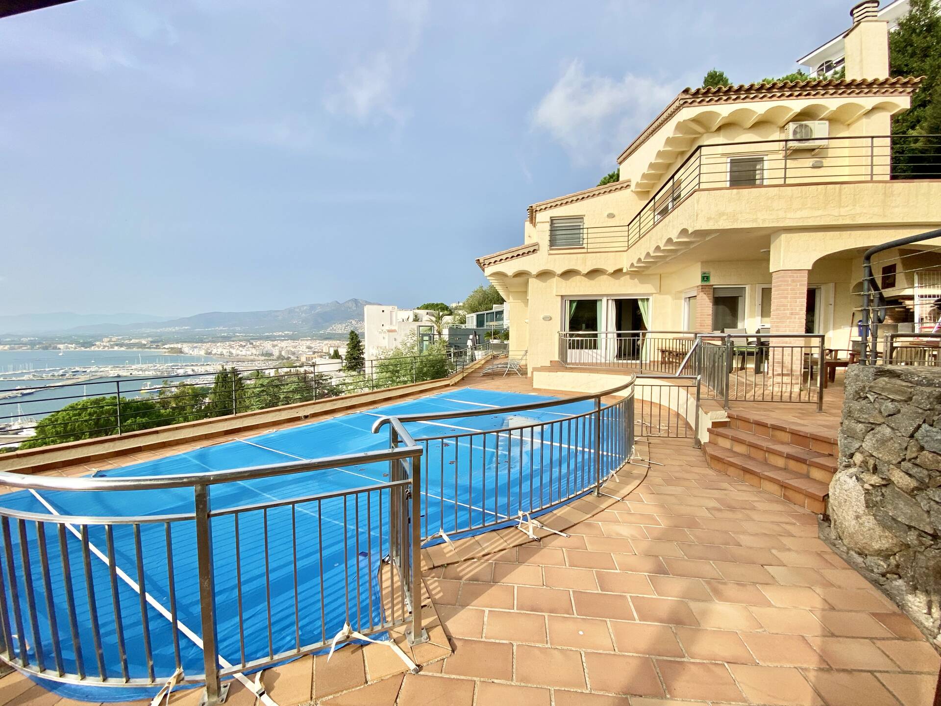 Breathtaking sea view! Beautiful villa with tourist license for sale in Roses. A unique opportunity!