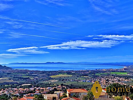 Luxosa vila amb exposició sud i unes vistes impressionants sobre la badia de Roses