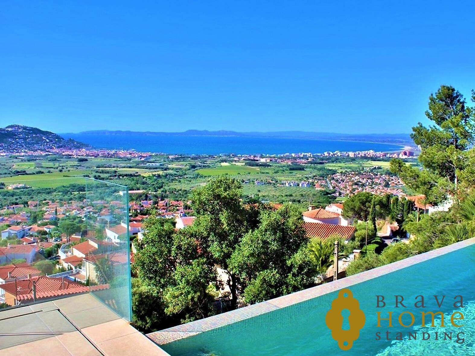 Luxurious villa with southern exposure and stunning views over the bay of Roses