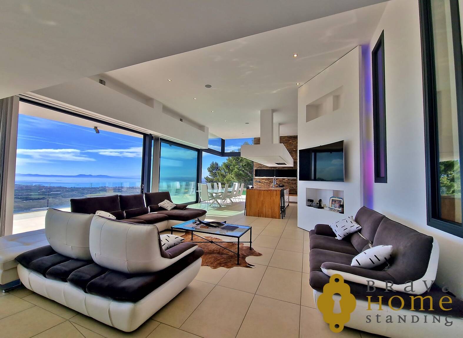 Luxurious villa with southern exposure and stunning views over the bay of Roses