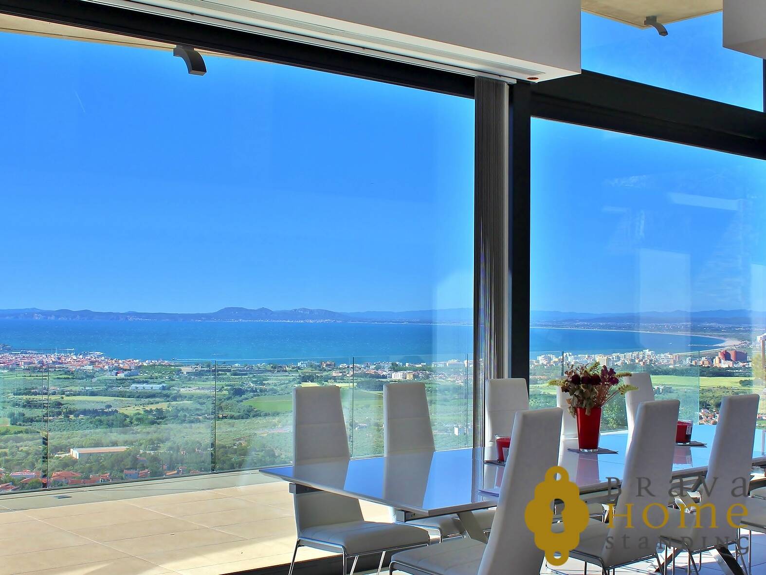 Luxurious villa with southern exposure and stunning views over the bay of Roses