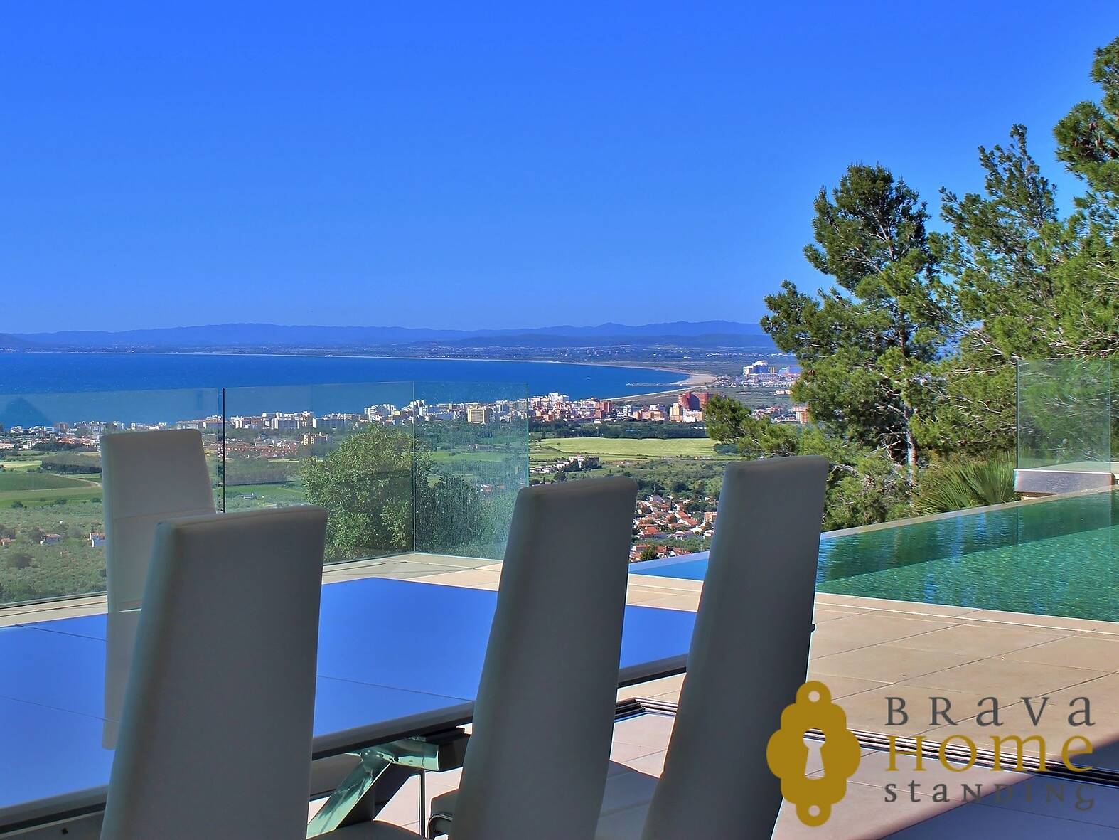 Luxurious villa with southern exposure and stunning views over the bay of Roses