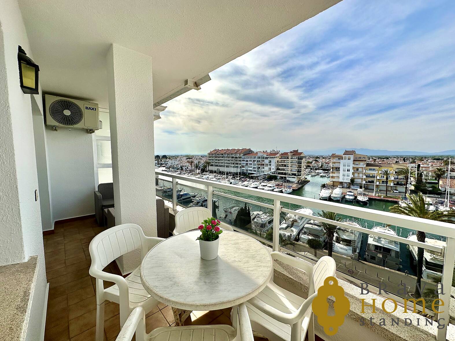 Beautiful apartment overlooking the port of Empuriabrava, for sale