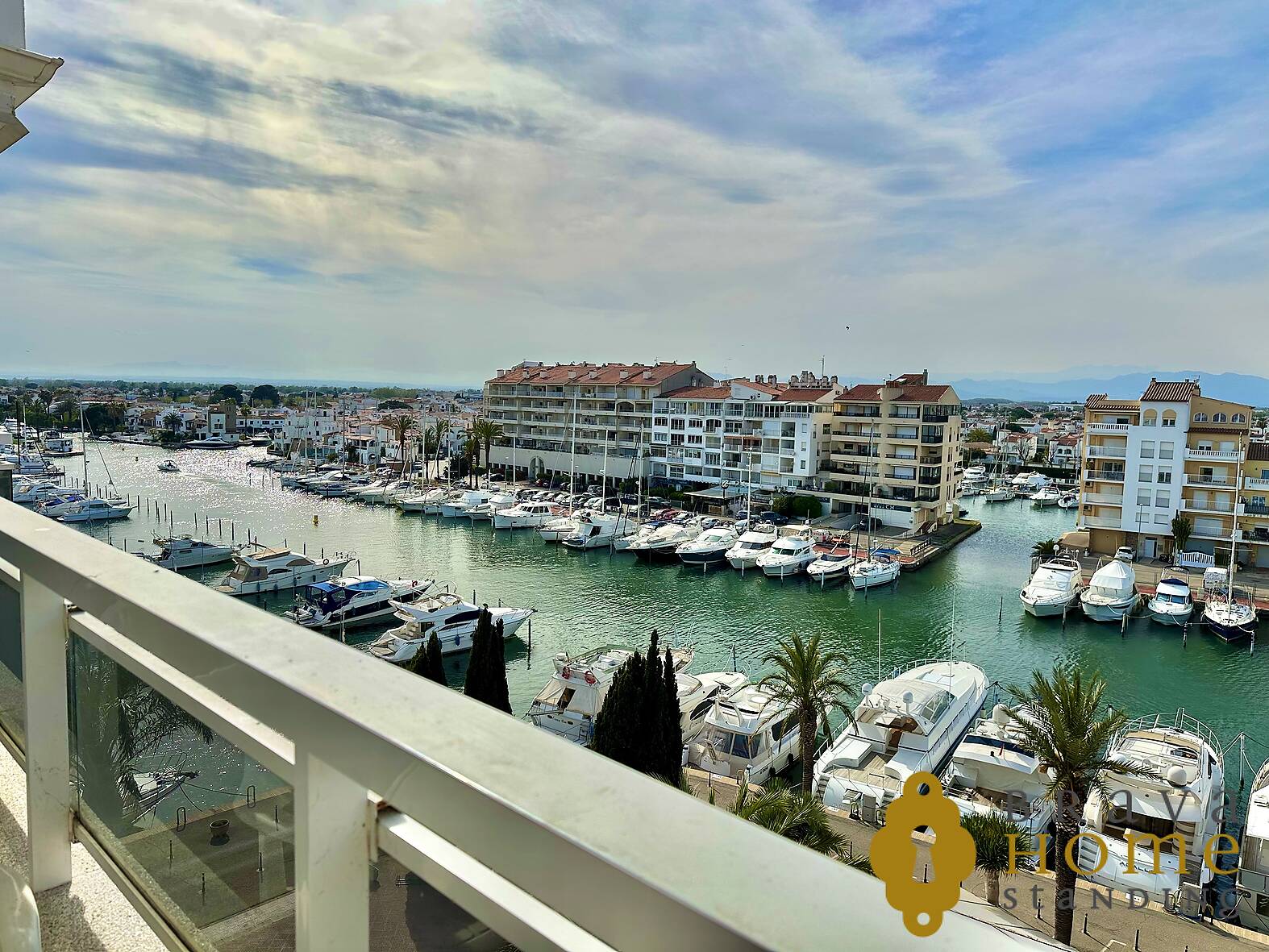 Beautiful apartment overlooking the port of Empuriabrava, for sale