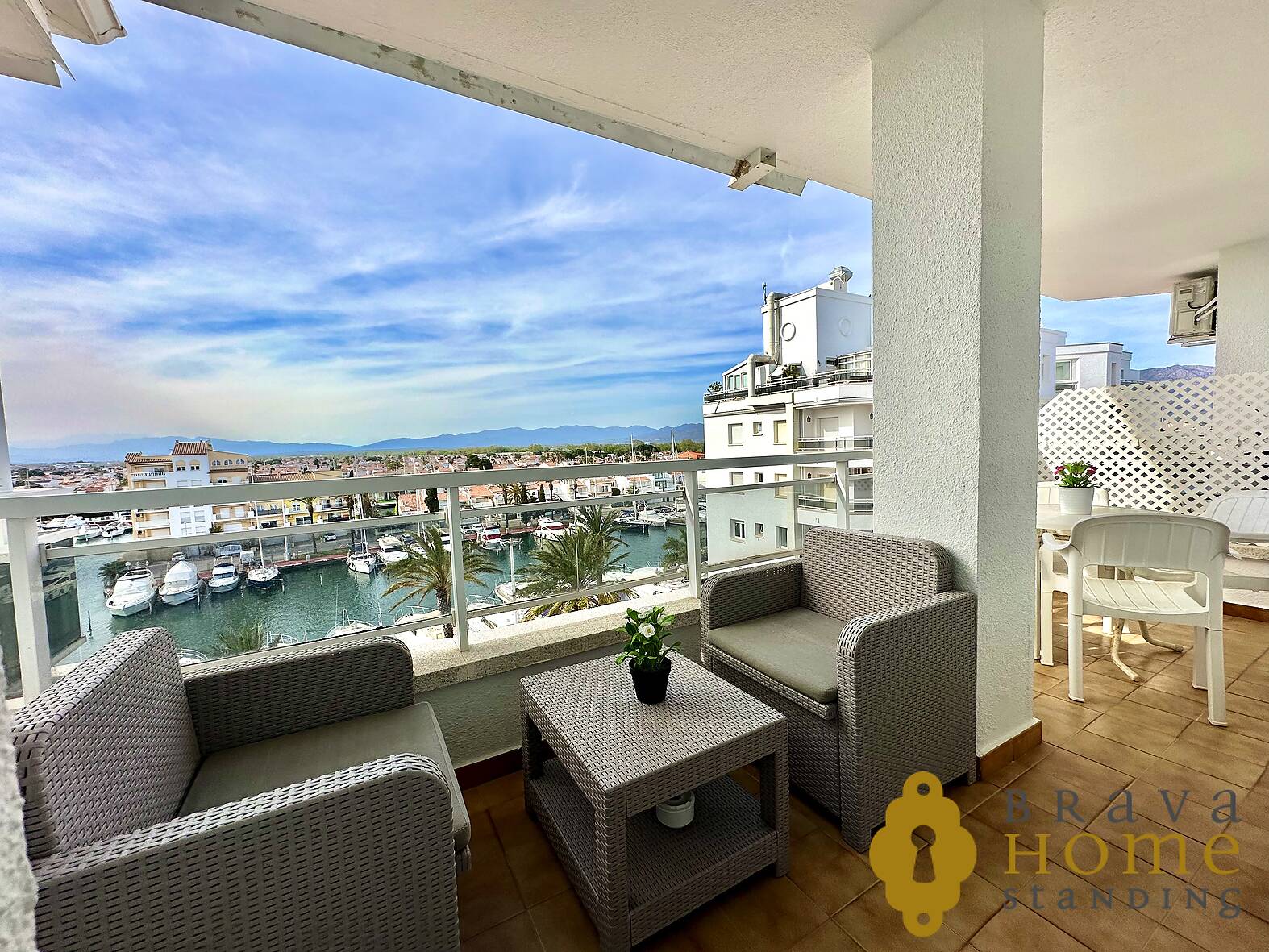 Beautiful apartment overlooking the port of Empuriabrava, for sale