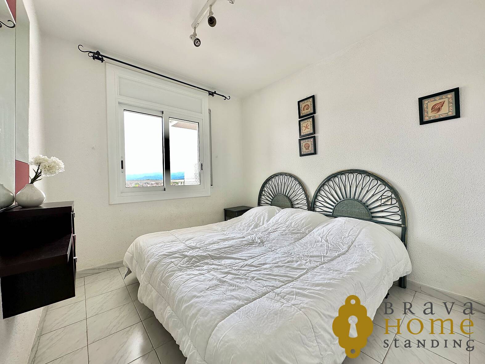 Beautiful apartment overlooking the port of Empuriabrava, for sale