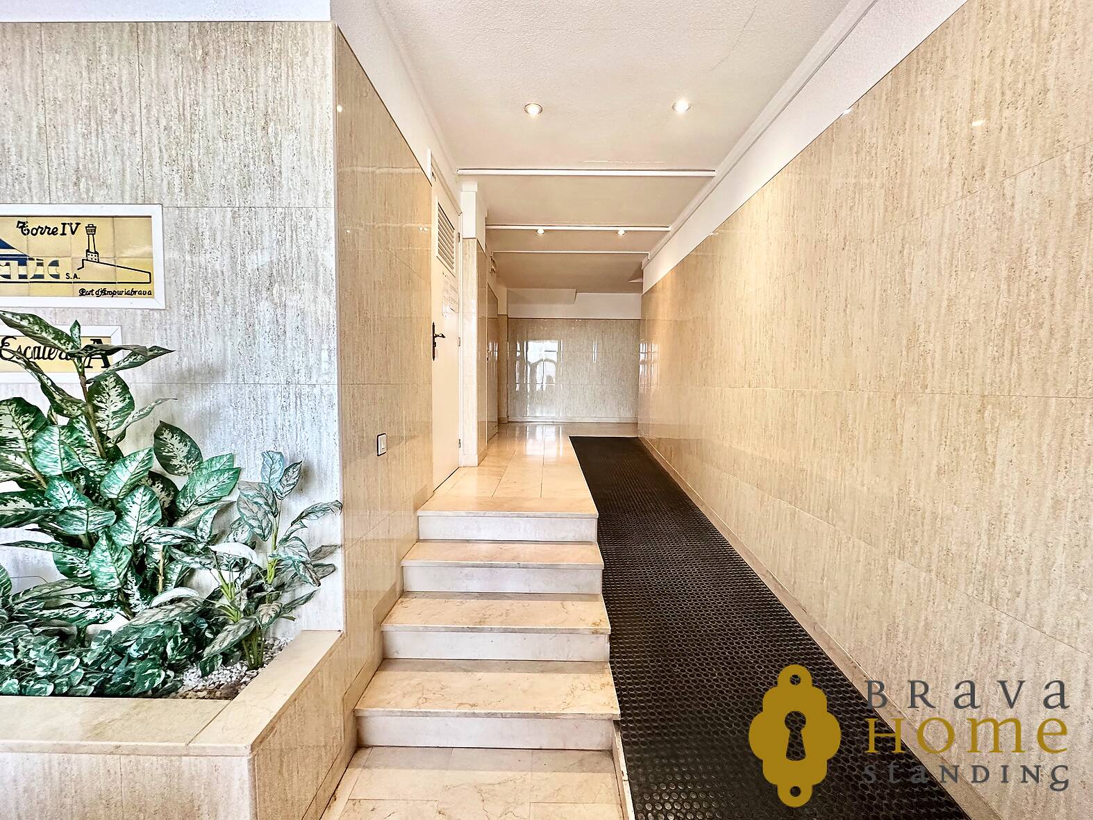 Beautiful apartment overlooking the port of Empuriabrava, for sale