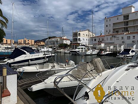 Preciosa casa de pescador con amarre de 8x4m en venta en Rosas