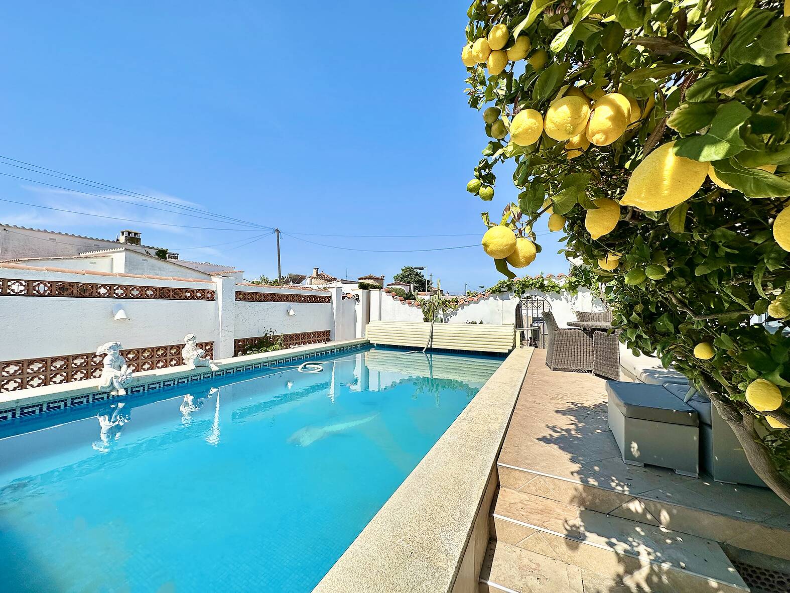 Splendid house with swimming pool for sale in Empuriabrava
