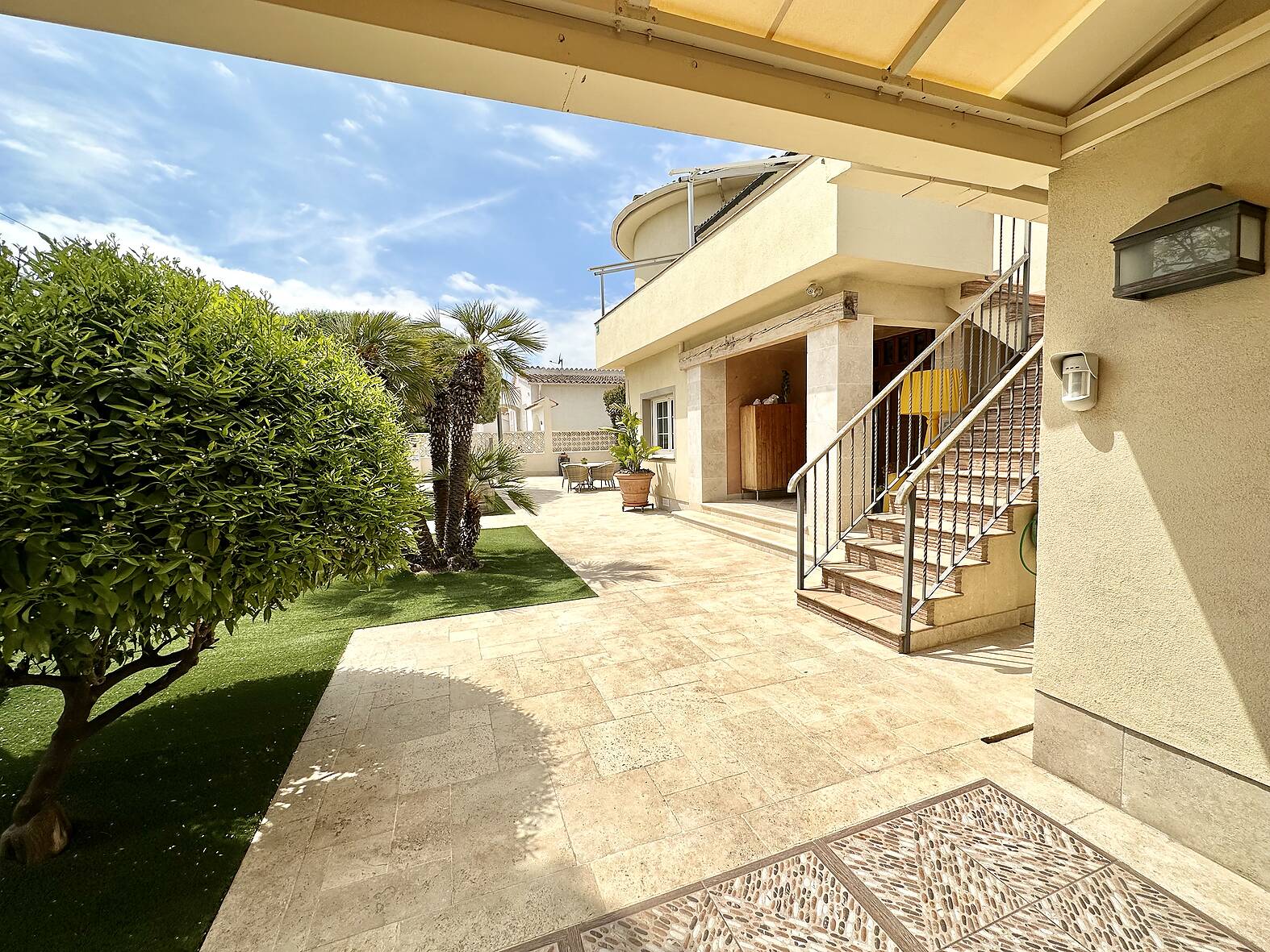 Luxurious villa with 25m mooring and independent apartment in Empuriabrava