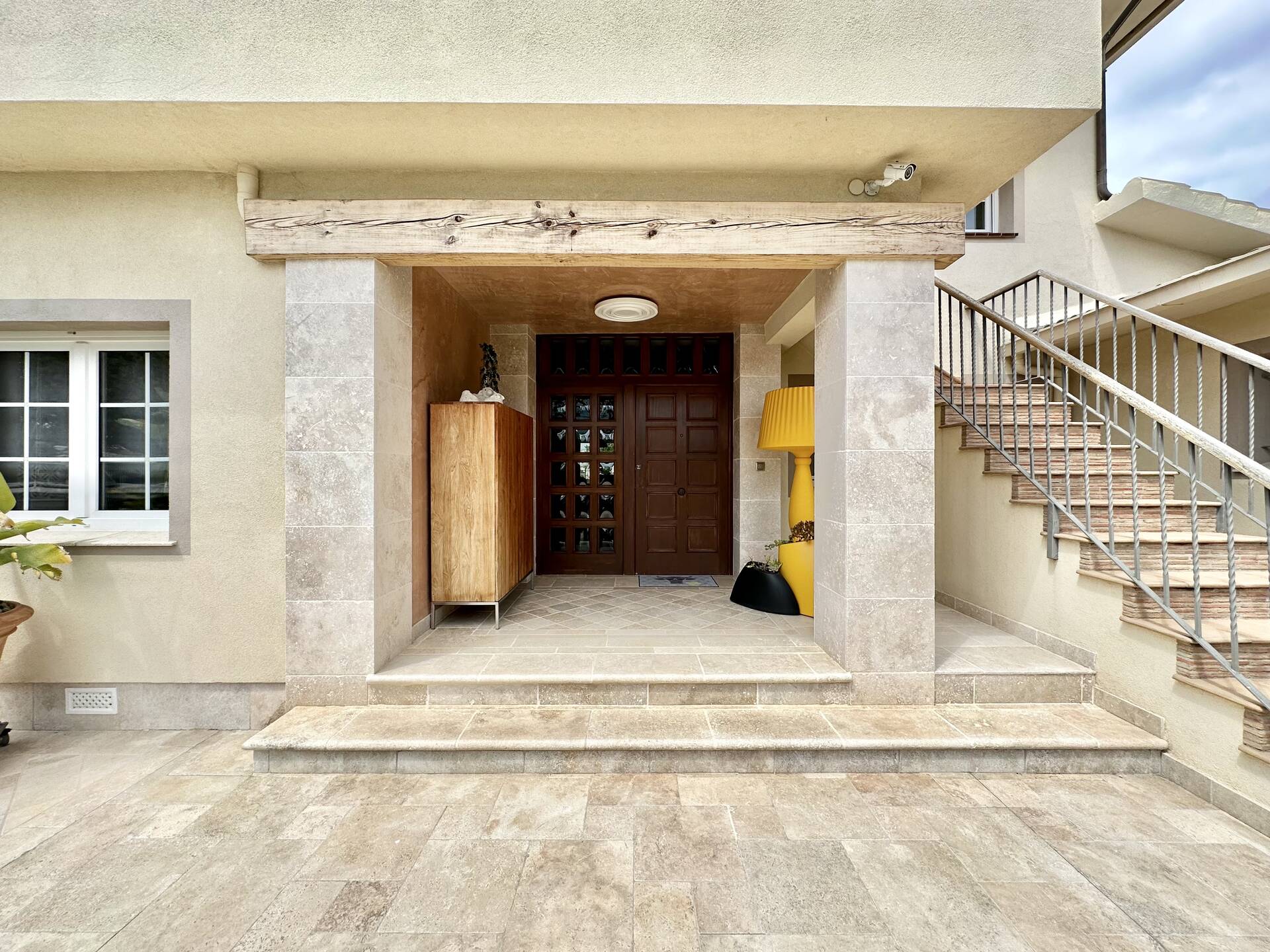 Lujosa villa con amarre de 25m y apartamento independiente en Empuriabrava