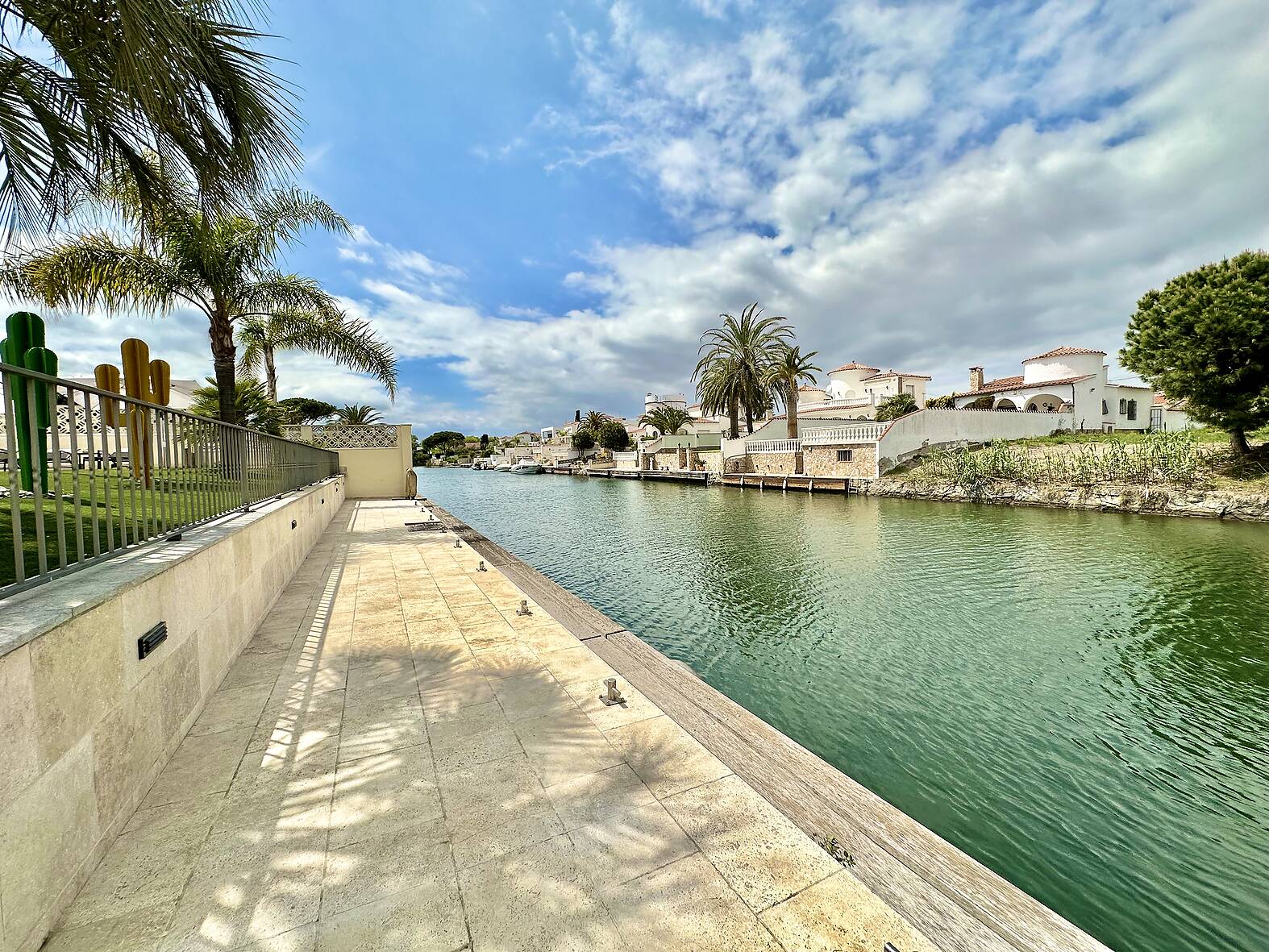 Luxueuse villa avec amarre de 25m et appartement indépendant à Empuriabrava