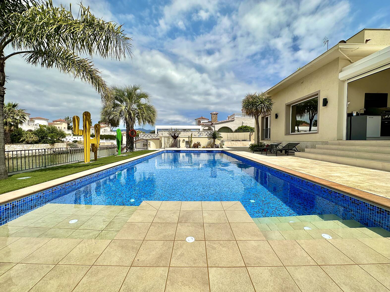 Luxurious villa with 25m mooring and independent apartment in Empuriabrava