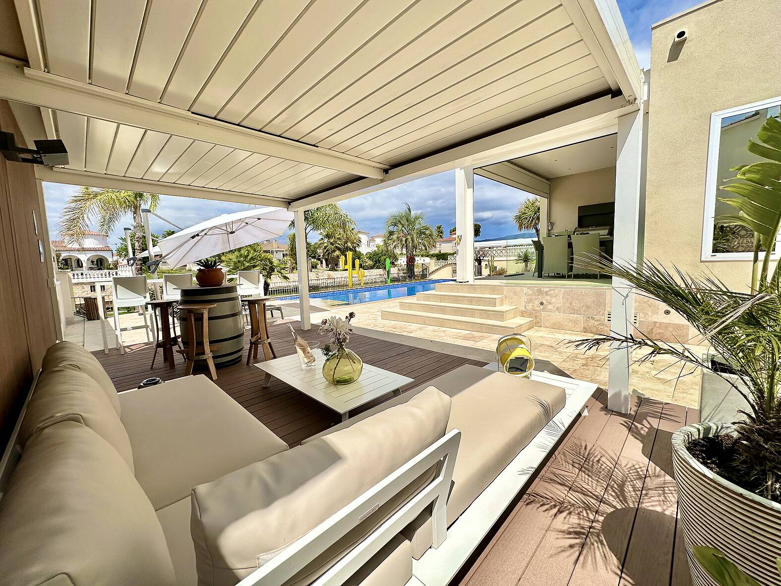 Luxurious villa with 25m mooring and independent apartment in Empuriabrava