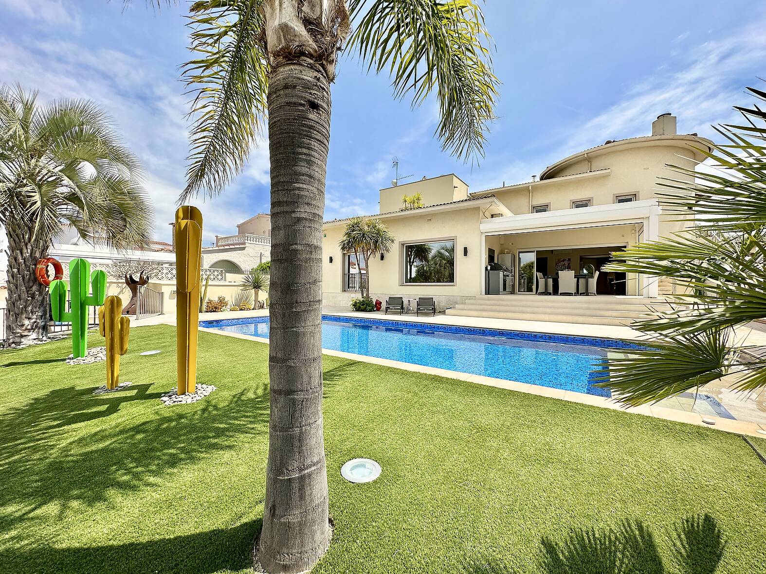 Luxurious villa with 25m mooring and independent apartment in Empuriabrava