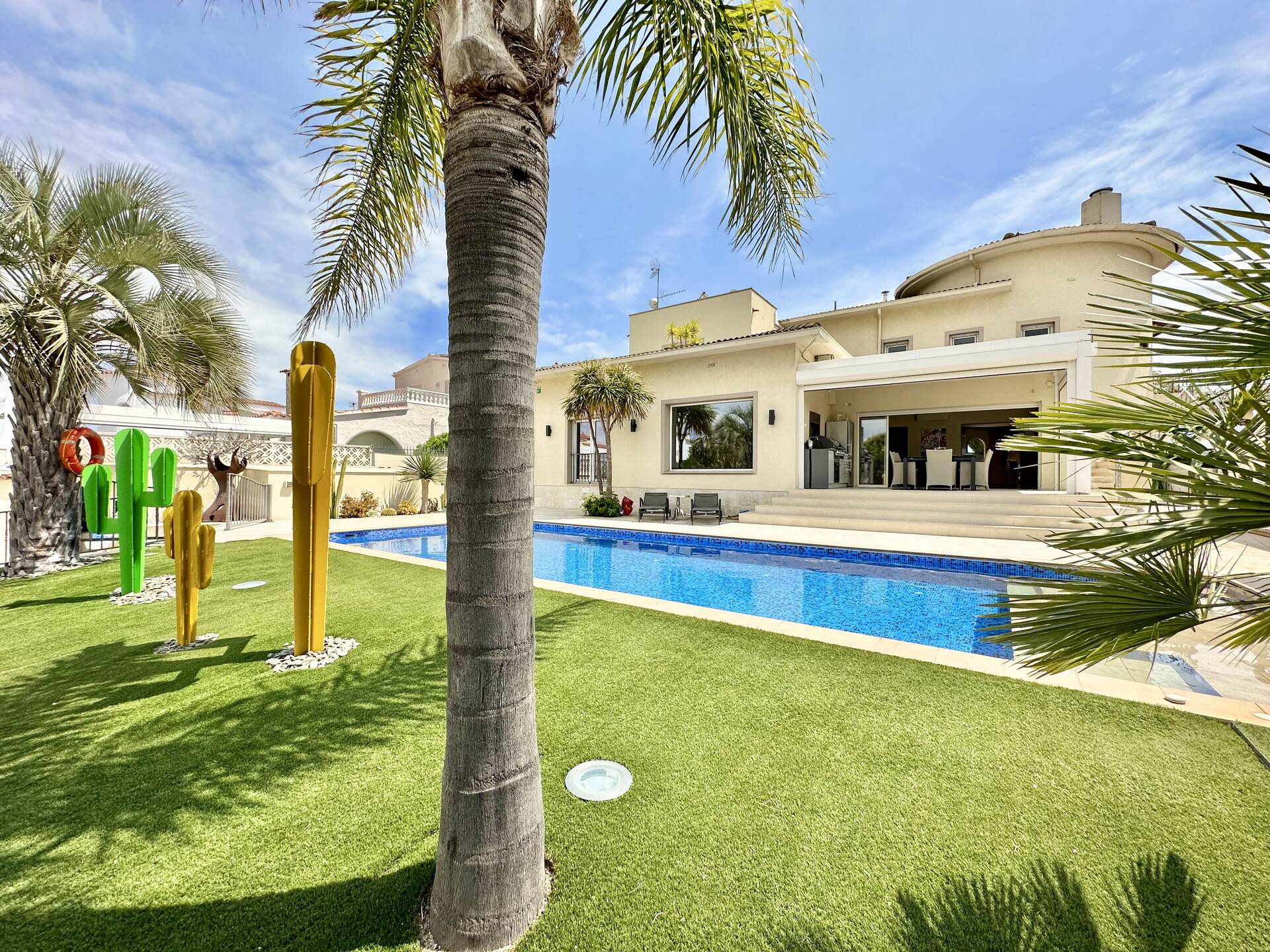 Luxurious villa with 25m mooring and independent apartment in Empuriabrava
