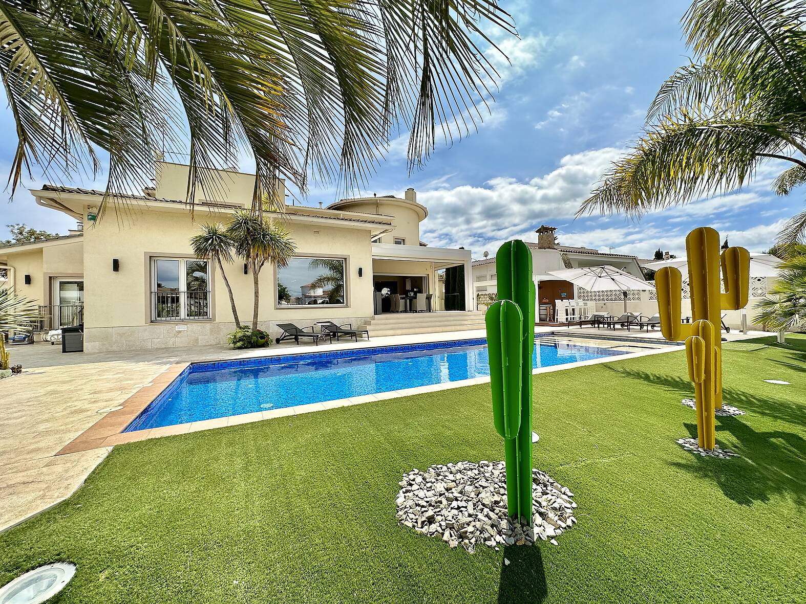 Luxurious villa with 25m mooring and independent apartment in Empuriabrava