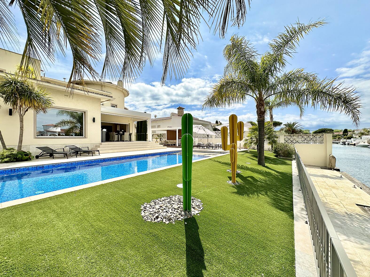 Luxurious villa with 25m mooring and independent apartment in Empuriabrava