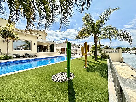 Lujosa villa con amarre de 25m y apartamento independiente en Empuriabrava