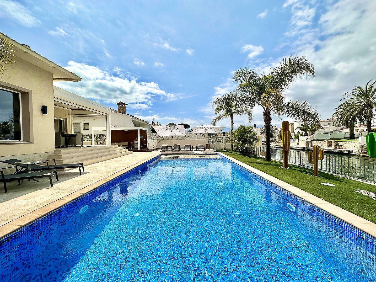 Luxurious villa with 25m mooring and independent apartment in Empuriabrava