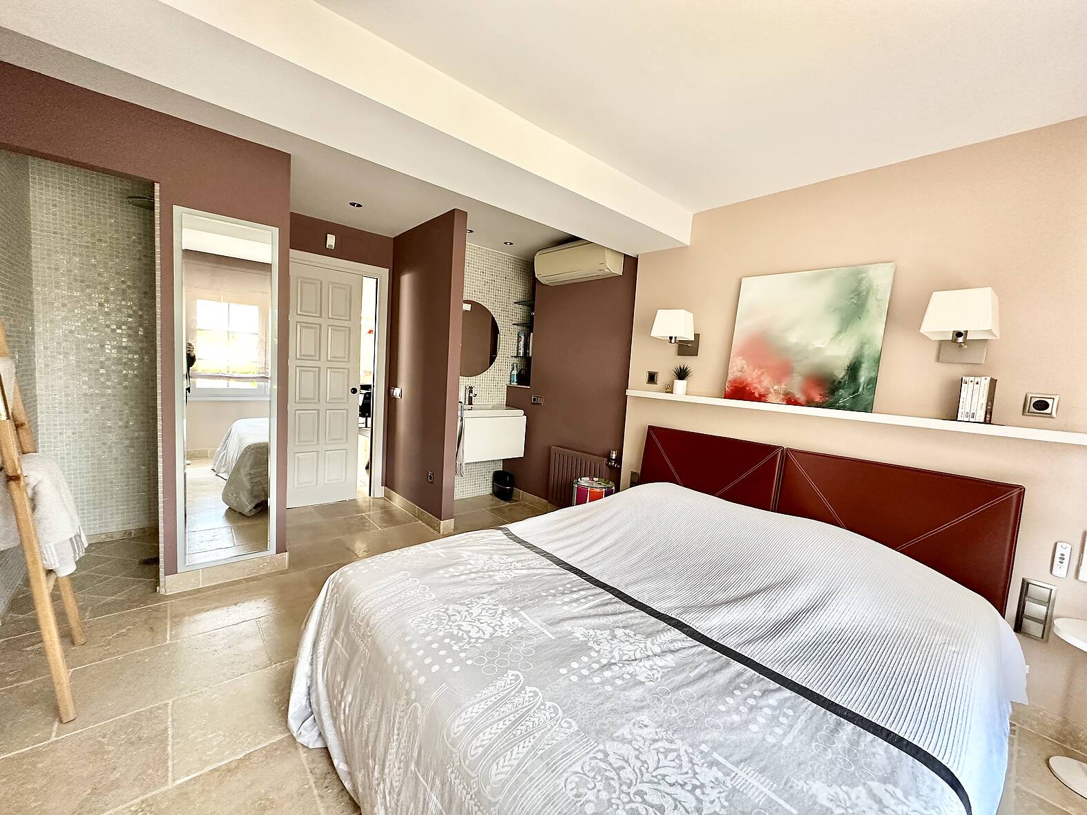 Luxosa vila amb amarratge de 25m i apartament independent a Empuriabrava