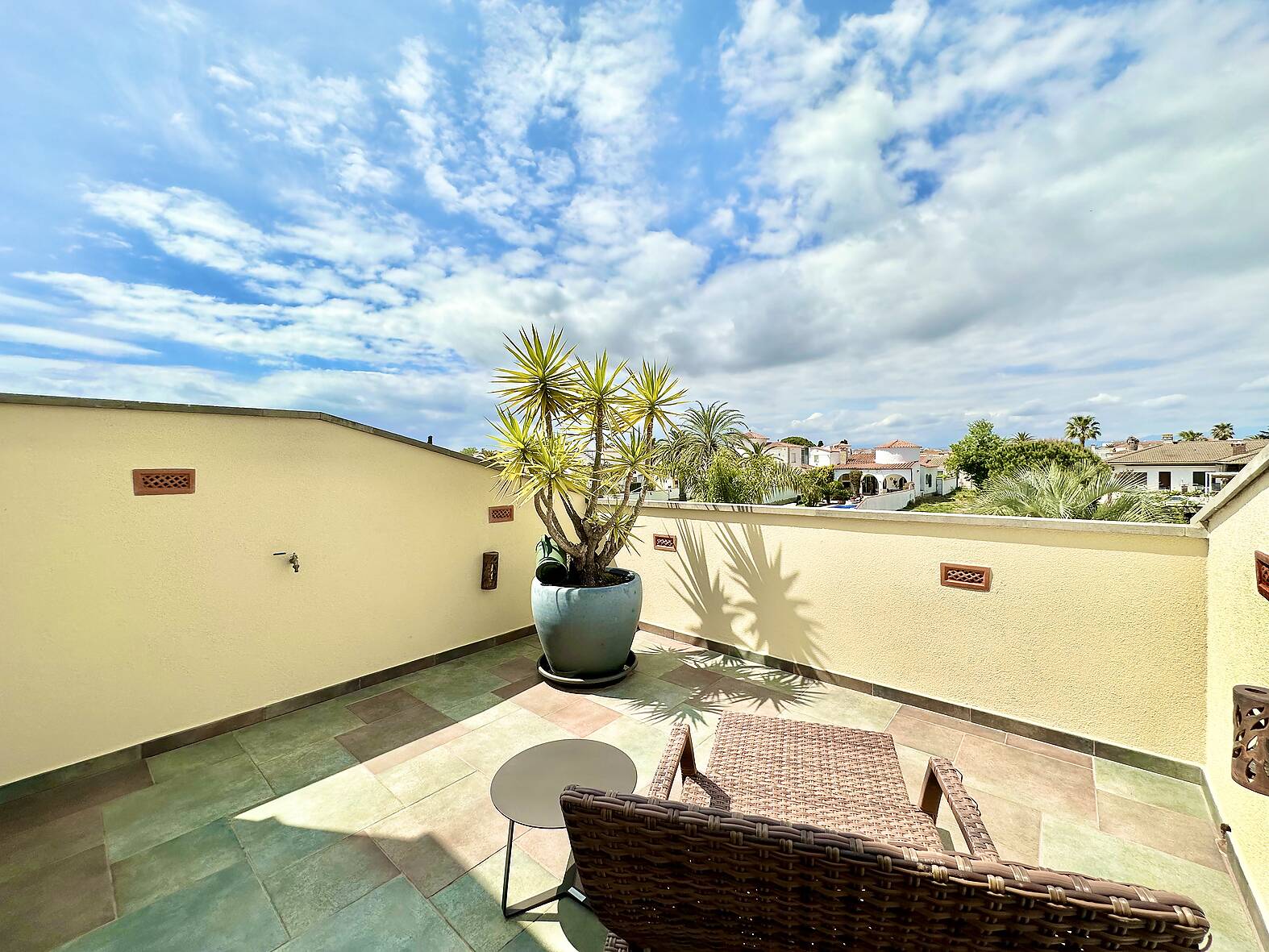 Luxurious villa with 25m mooring and independent apartment in Empuriabrava