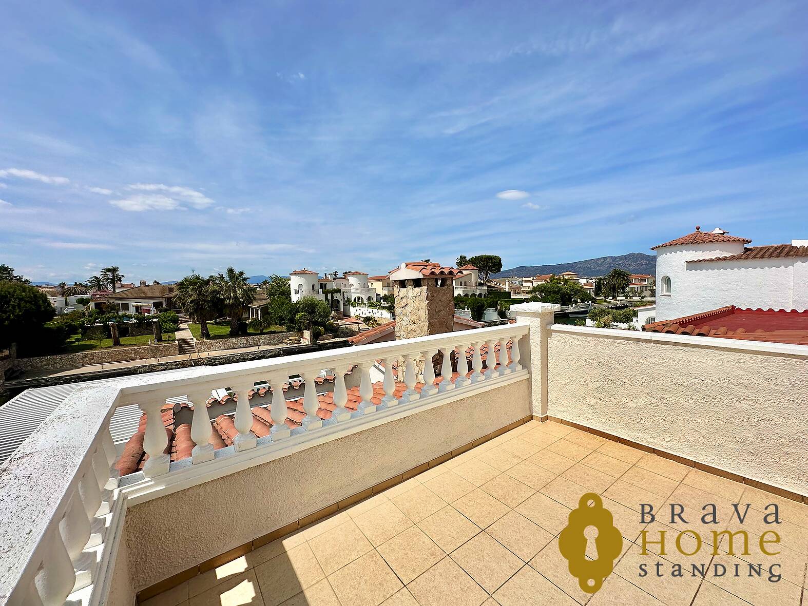 Villa with mooring and independent apartment for sale in Empuriabrava