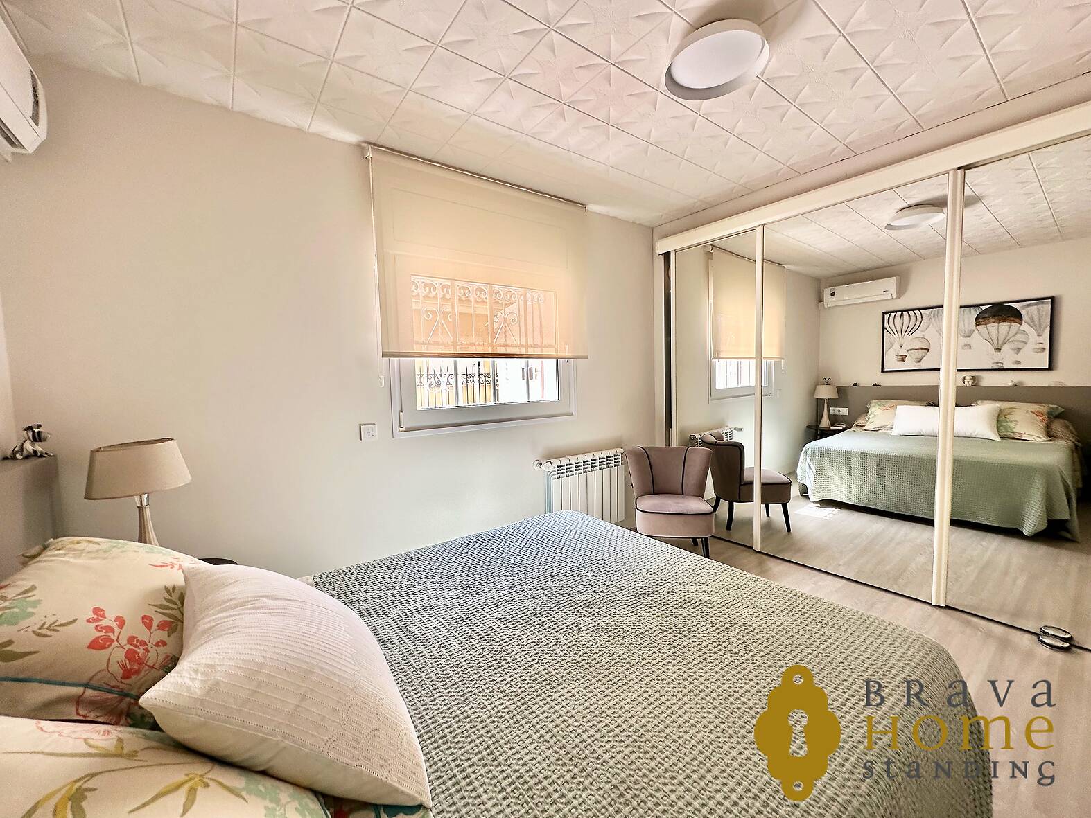 Villa with mooring and independent apartment for sale in Empuriabrava