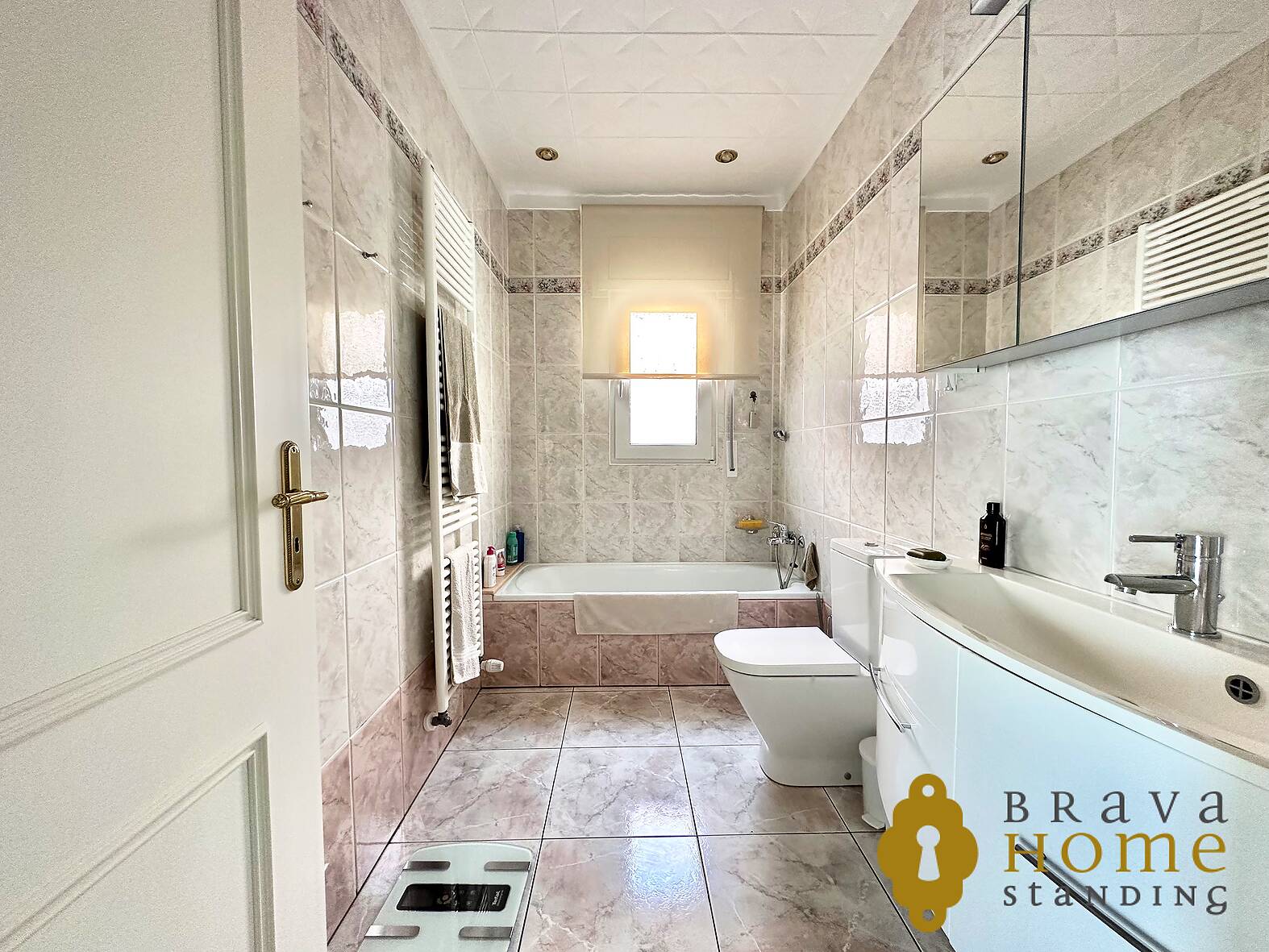 Villa with mooring and independent apartment for sale in Empuriabrava