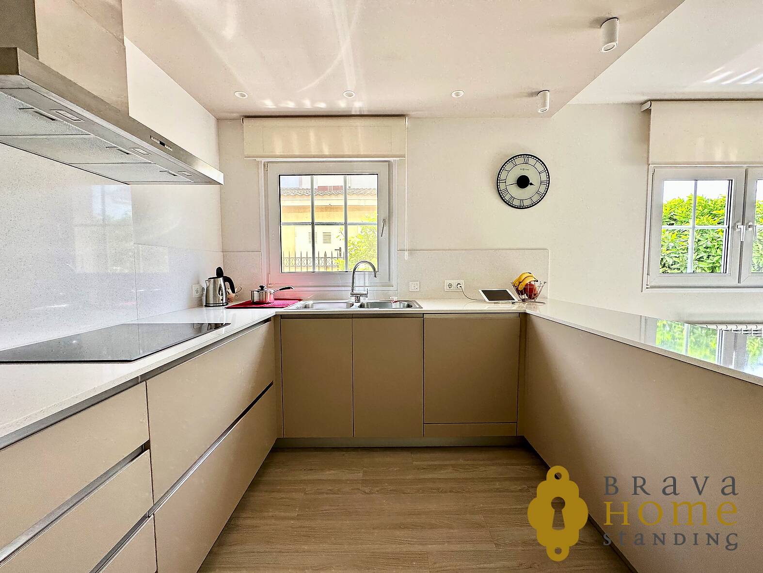 Villa with mooring and independent apartment for sale in Empuriabrava