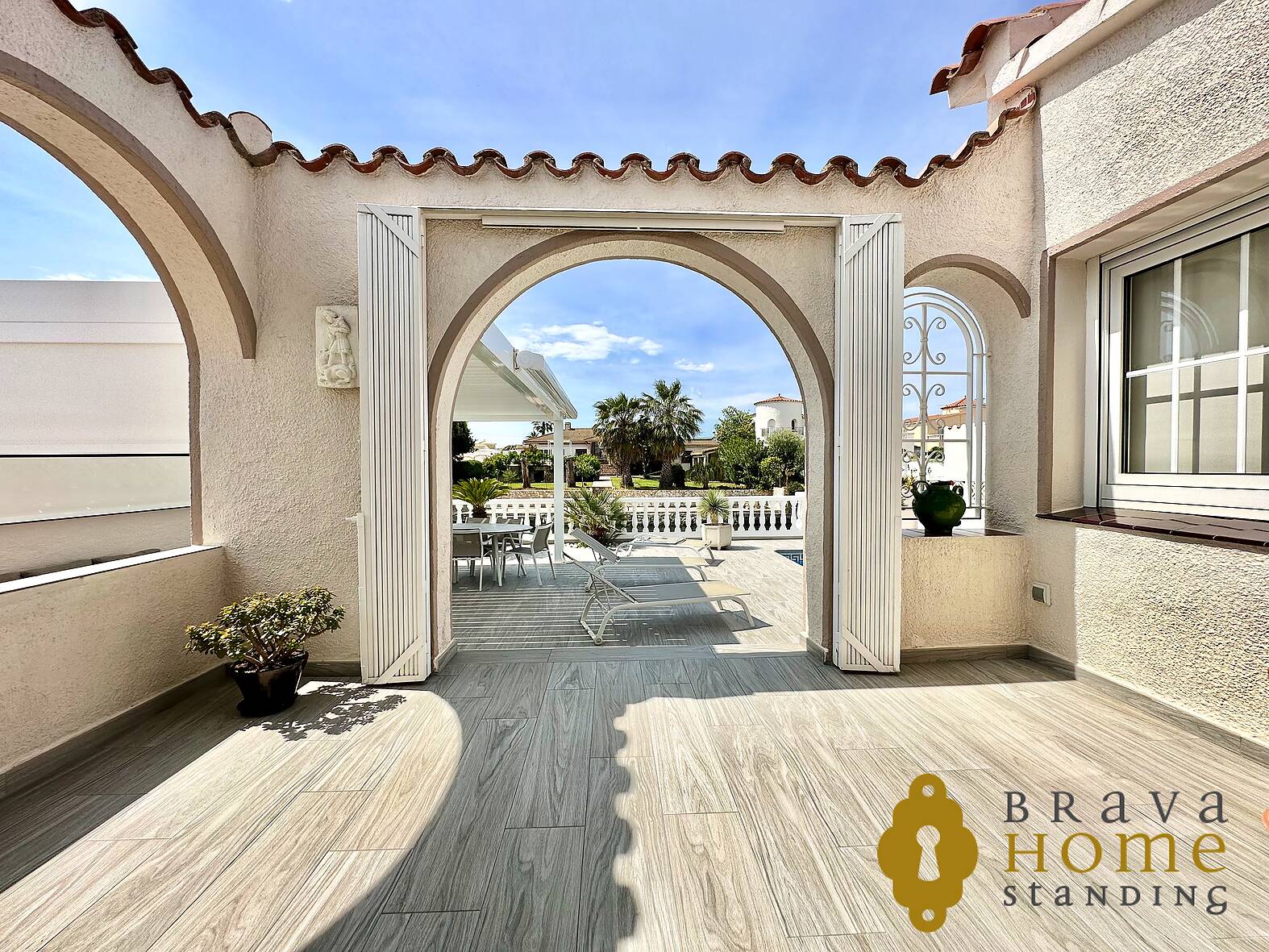 Villa with mooring and independent apartment for sale in Empuriabrava